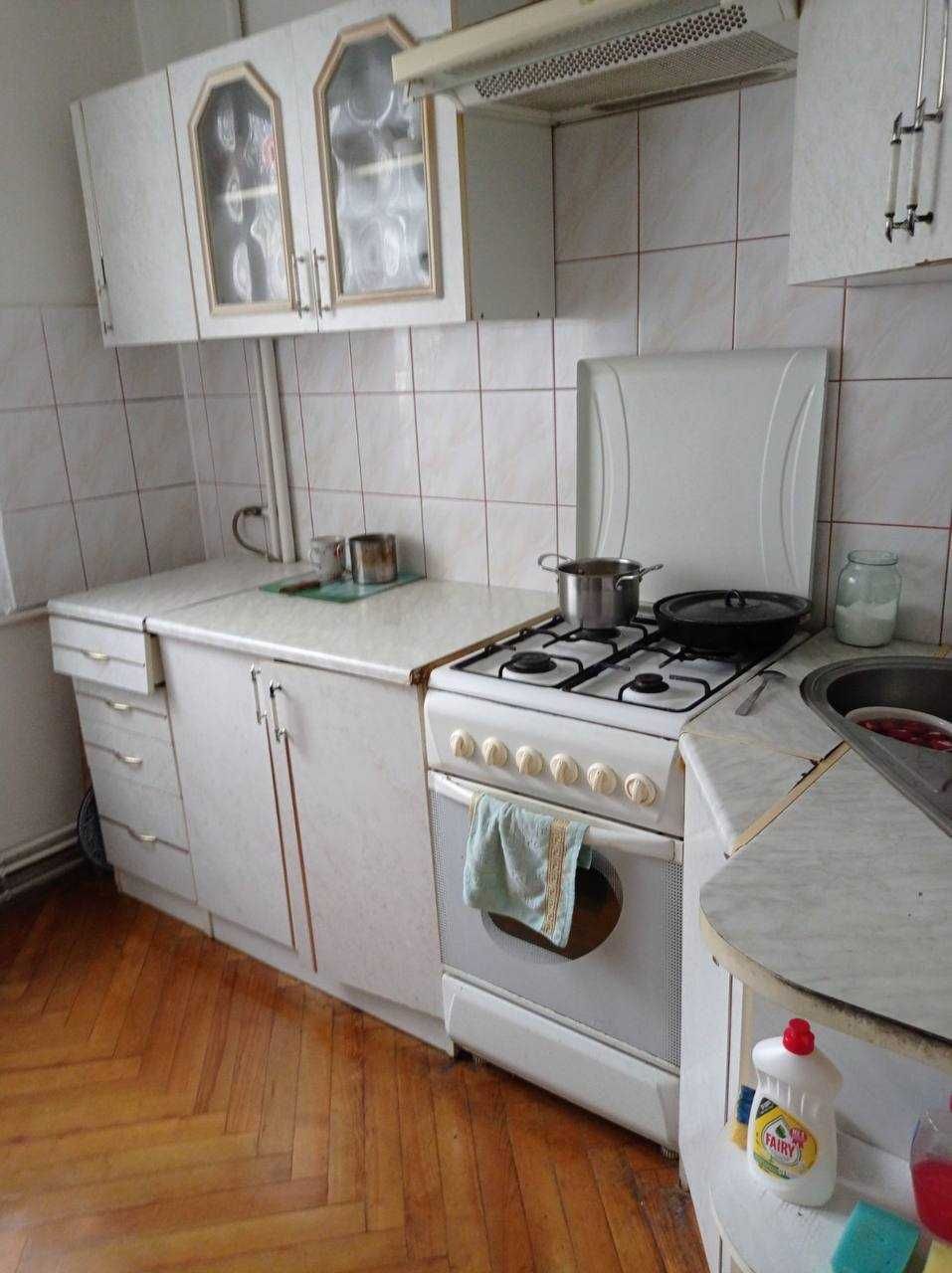 Дівчина на підселення в кімнату