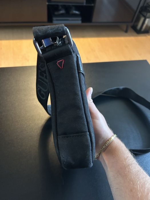 Saszetka Guess czarna