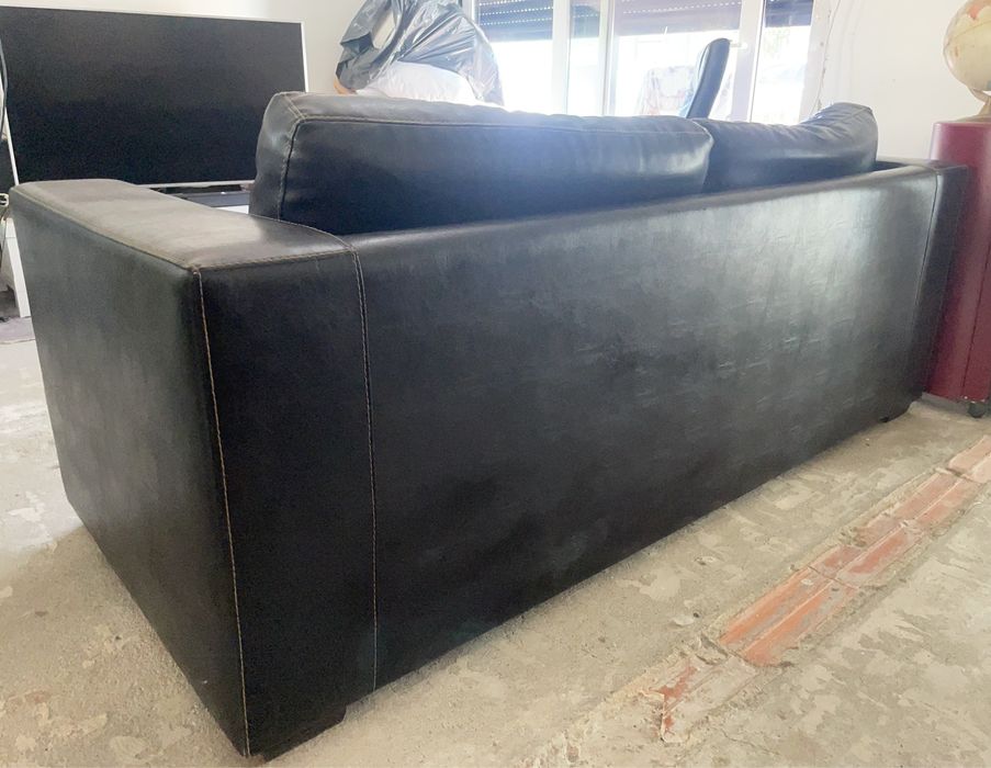 Sofá em pele preto