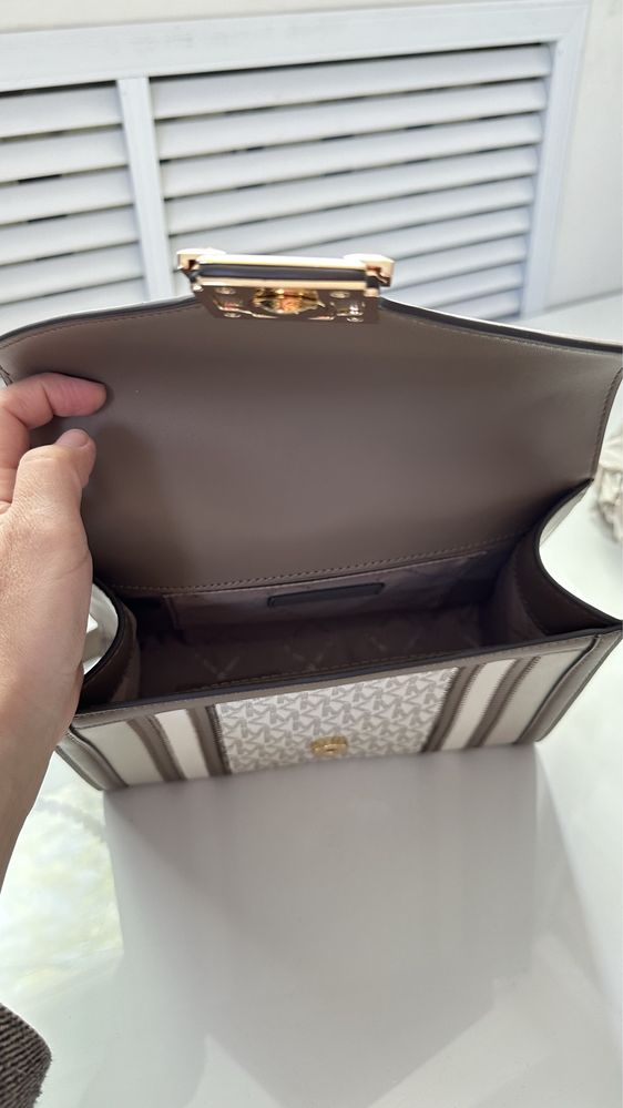 Світла сумка через плече Whitney Medium Michael Kors