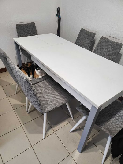 Mesa em madeira em bom estado