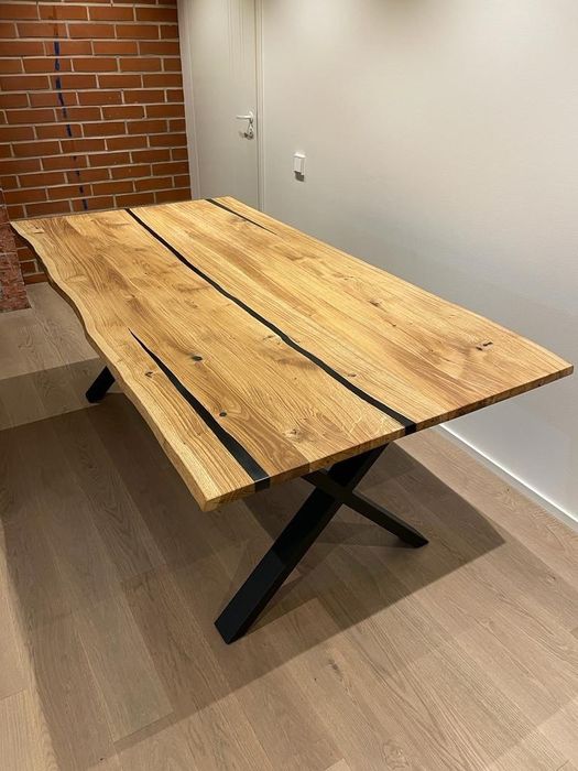 Stół dębowy z żywicą epoksydową