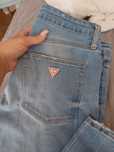 Spodnie mom fit guess damskie.