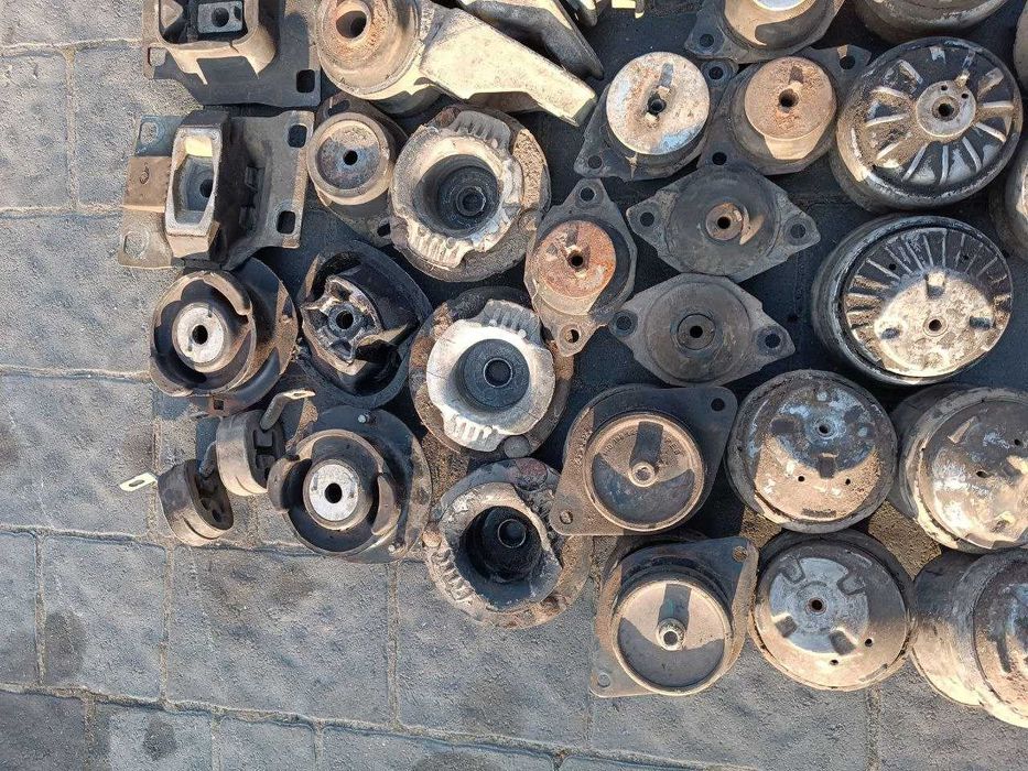 Подушка опора двигуна двигателя марки авто в описі