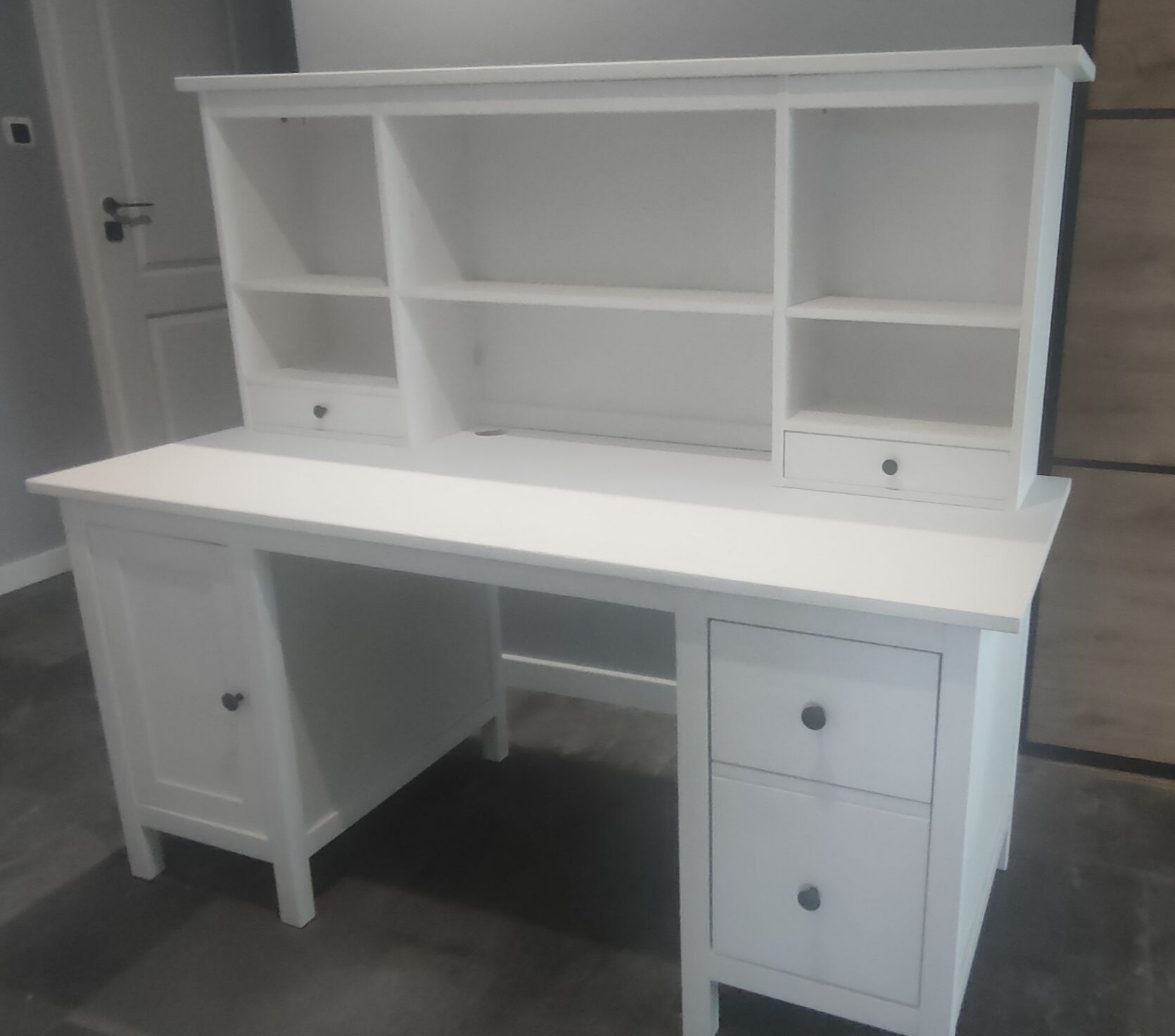 Białe duże biurko IKEA z nadstawką