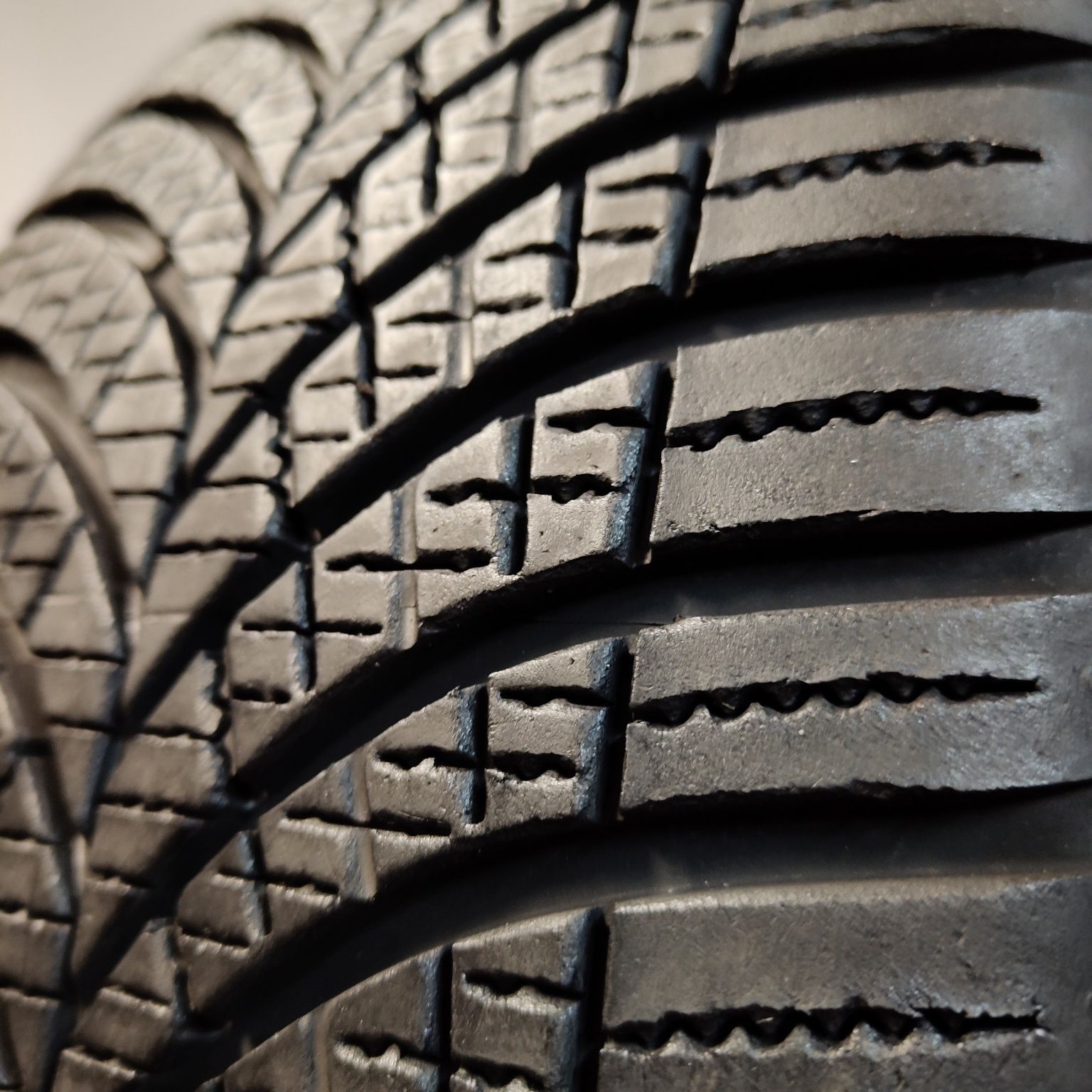 235/45/20 XL Sprzedam parę opon całorocznych Goodyear