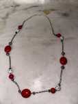 Colar prateado com pedras vermelhas e brancas