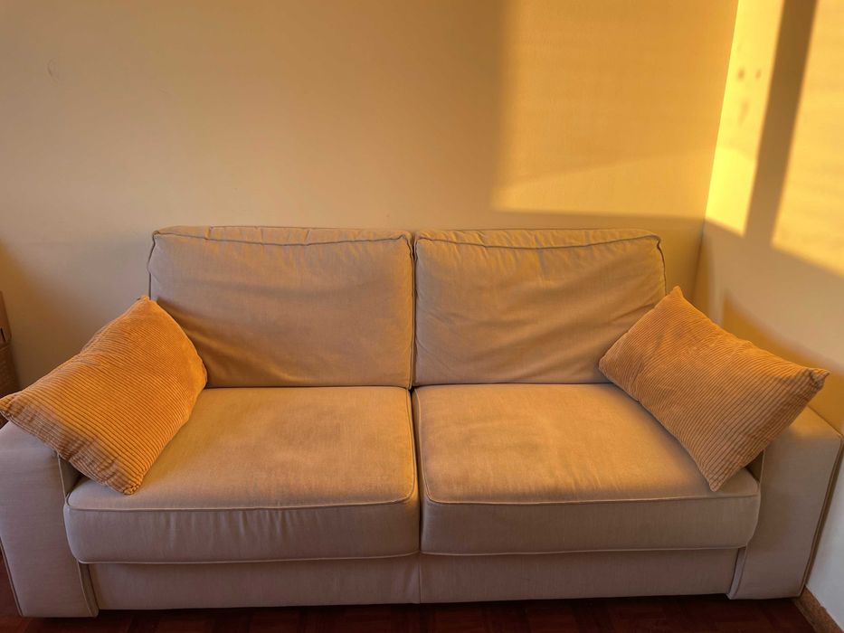 Sofá bege 3 lugares - 2 m x 0,83 m x 0,67 m