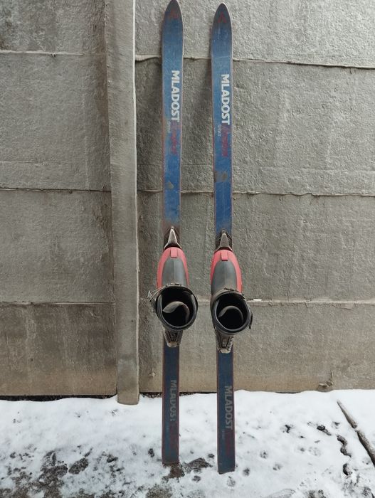 Продам лыжи горные и ботинки