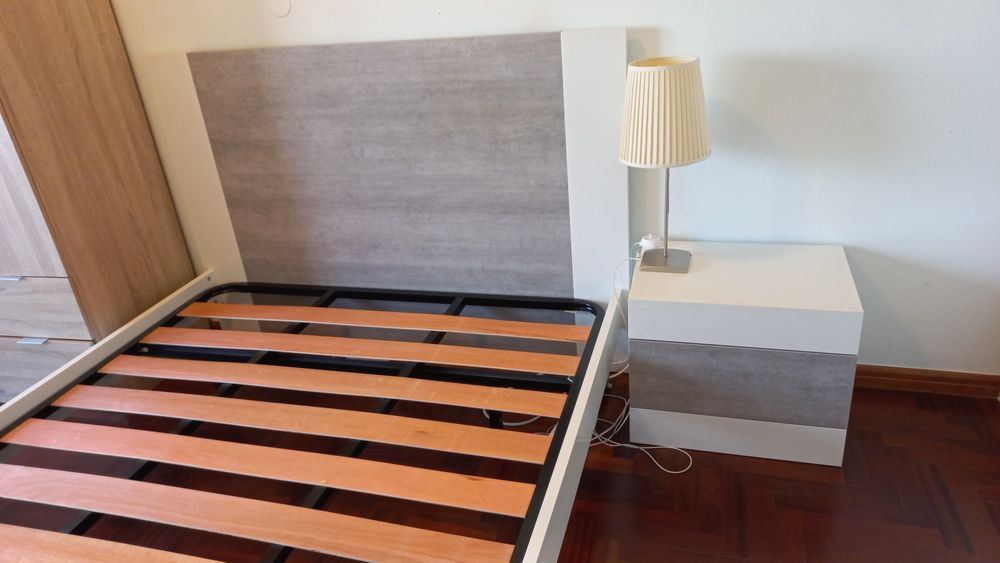 Cama e mesas cabeceira