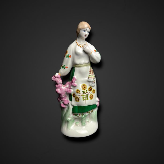 Figurka połonne dziewczyna z warkoczem b5/091315