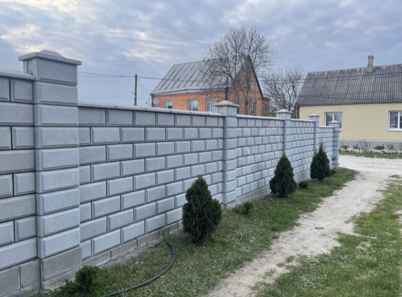 Блоки будівельні паркан бетонні вироби бруківка цегла