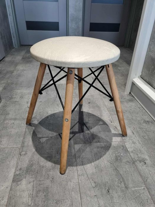 Taboret na drewnianych nogach krzesło