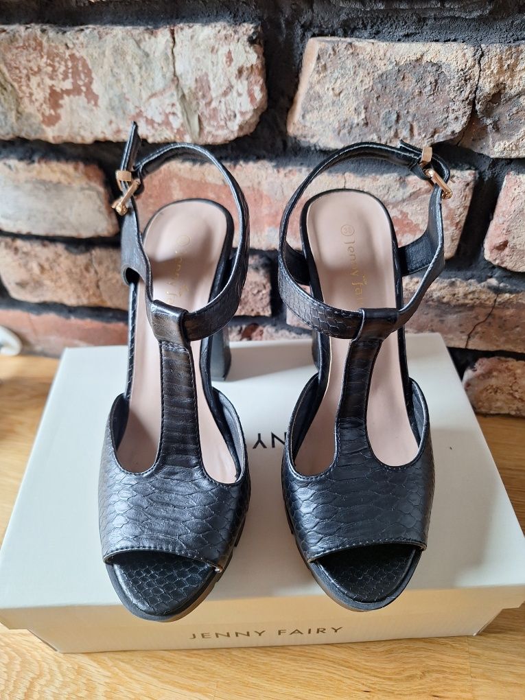Buty na słupku. Sandały na platformie 38