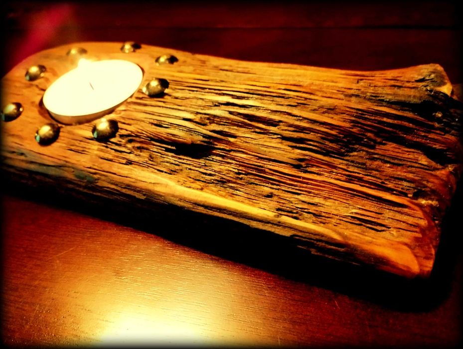 Drewniany ręcznie robiony świecznik podgrzewacz