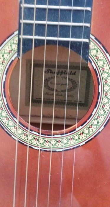 Violão com case para viagens