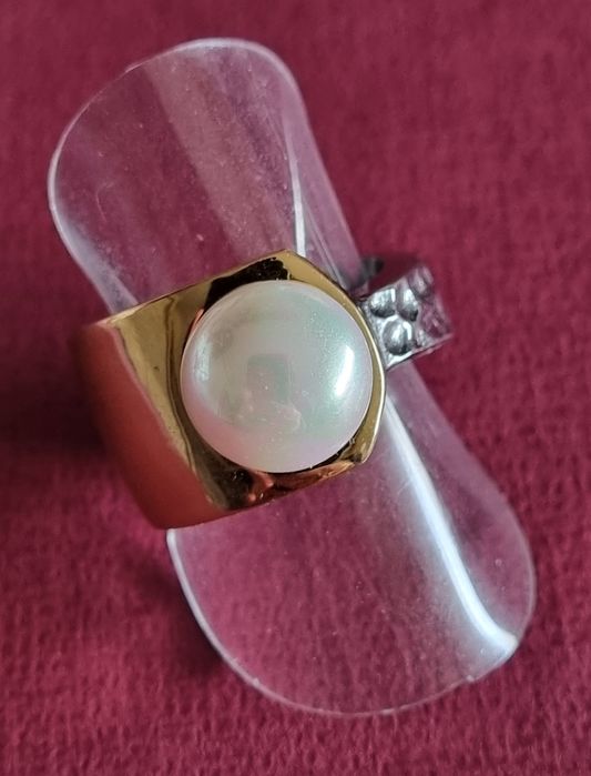 Anel bicolor, em aço, com uma pérola. T17