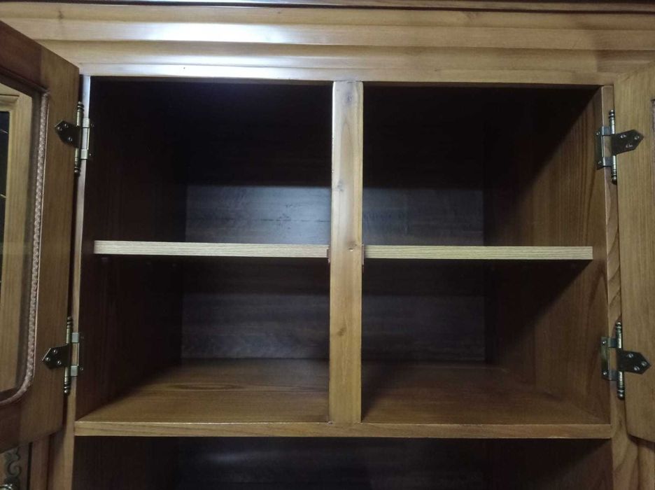 Armário em madeira maciça