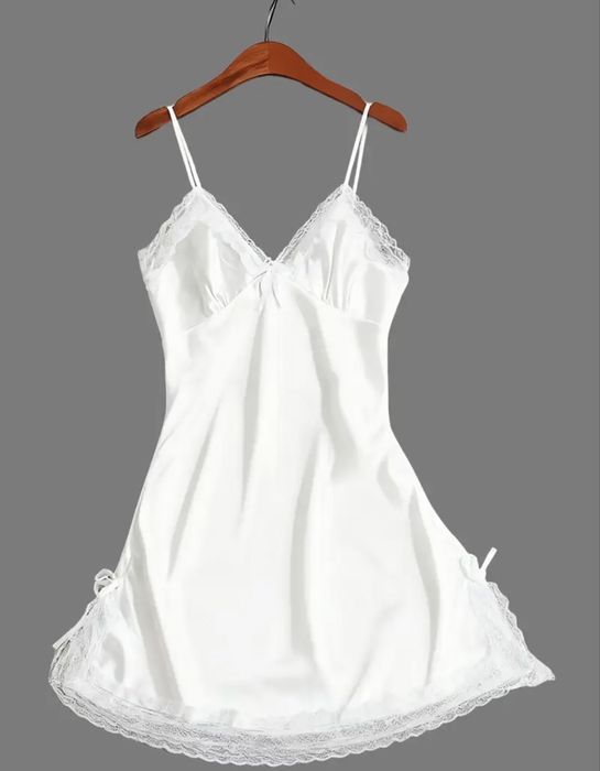 Сорочка нічна біла з мереживом та трусики