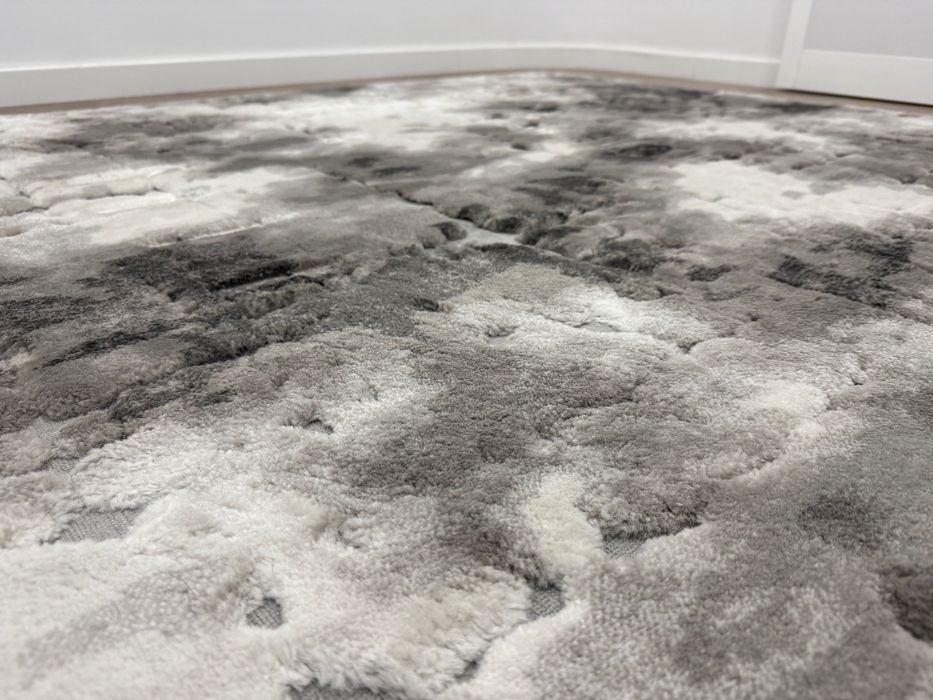 Carpetes cinza e branca