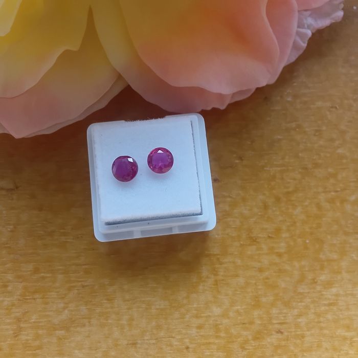 Dois Rubis Certificados – 4 mm Cada