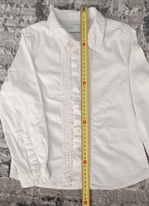 Biała koszula z długim rękawem