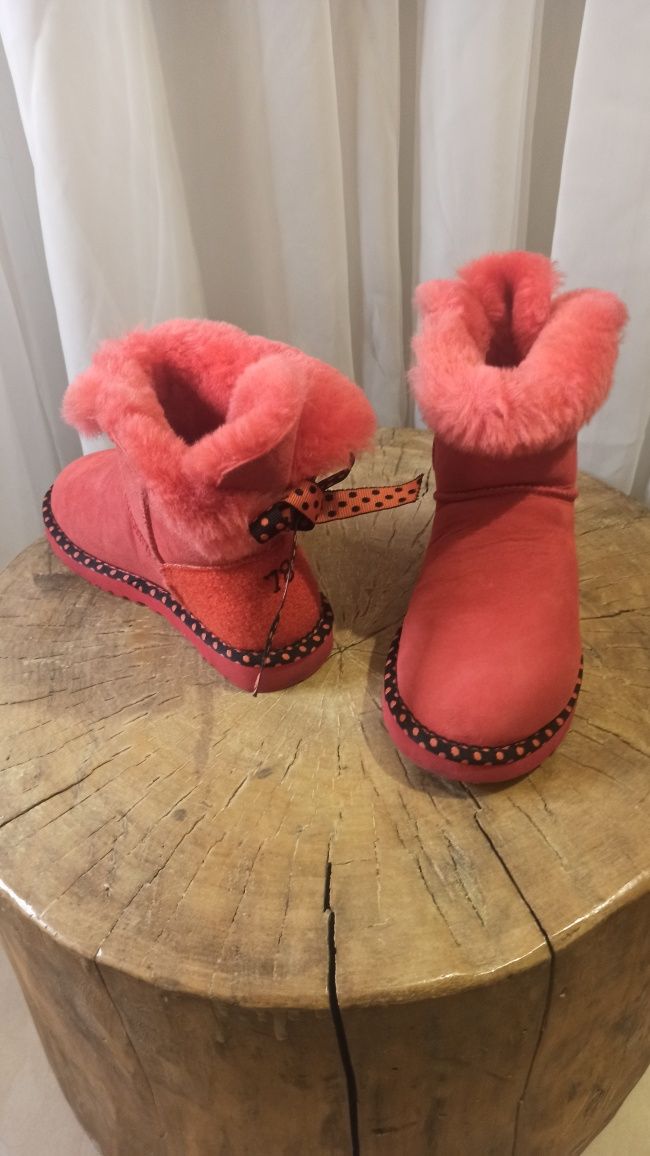 UGG короткие, с бантиками. Яркие!