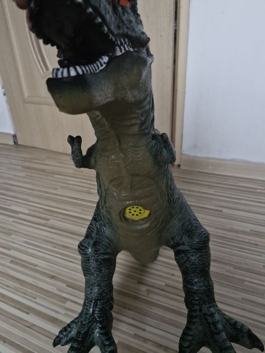 Duży dinozaur ryczący