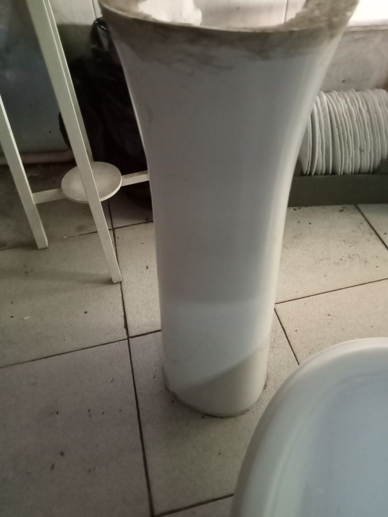 Lavatório com pé marca indusa.