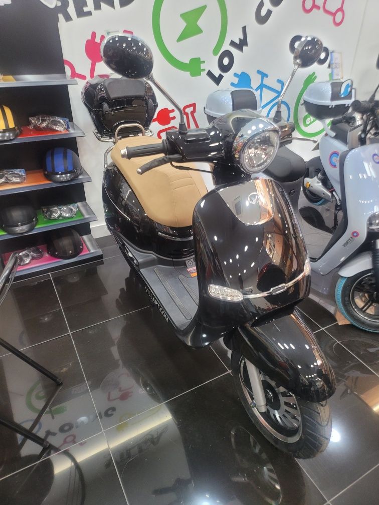 Scooter 125cc automática.  Apenas 4 mil km. Ano 2023