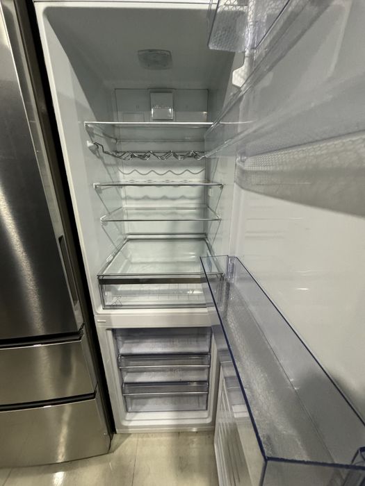 Холодильник 185 см чорне скло Beko No Frost be201801