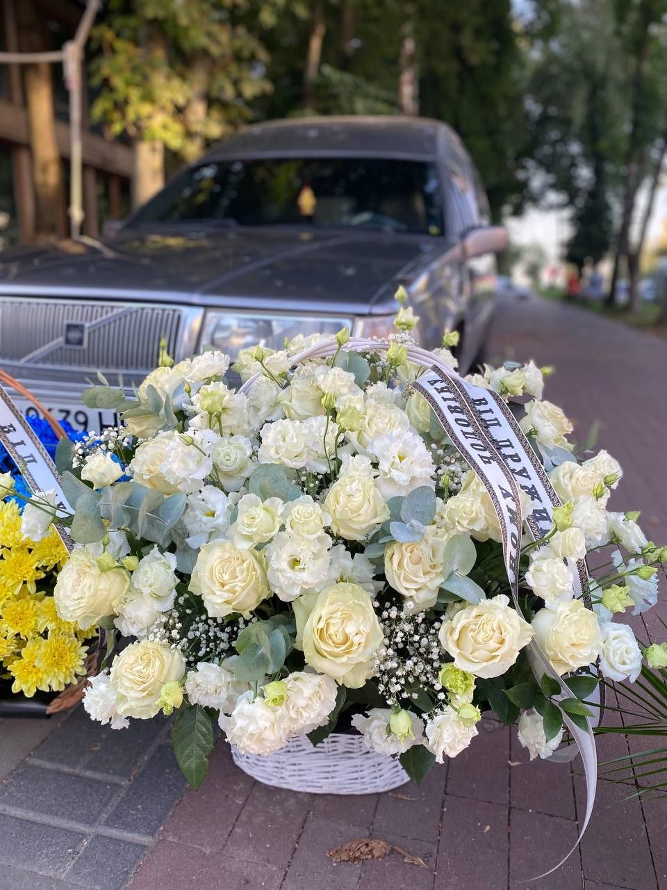 Траурна флористика Рівне, вінки з живих квітів, траурні корзини
