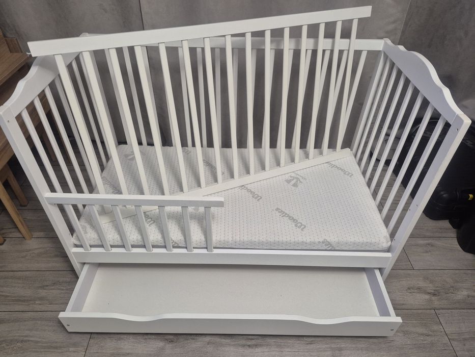 Łóżeczko z szufladą i materacem