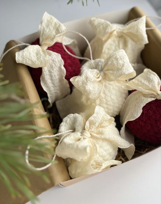 Іграшки на ялинку великі , вʼязані , шари на ялинку, новорічний декор