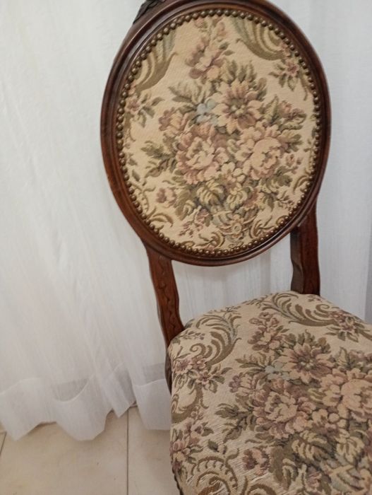 Antyczne zdobione krzesło