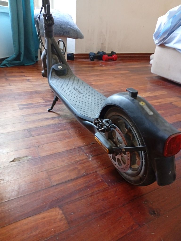 Trotinete Elétrica Ninebot Kickscooter F25 II + Carregador