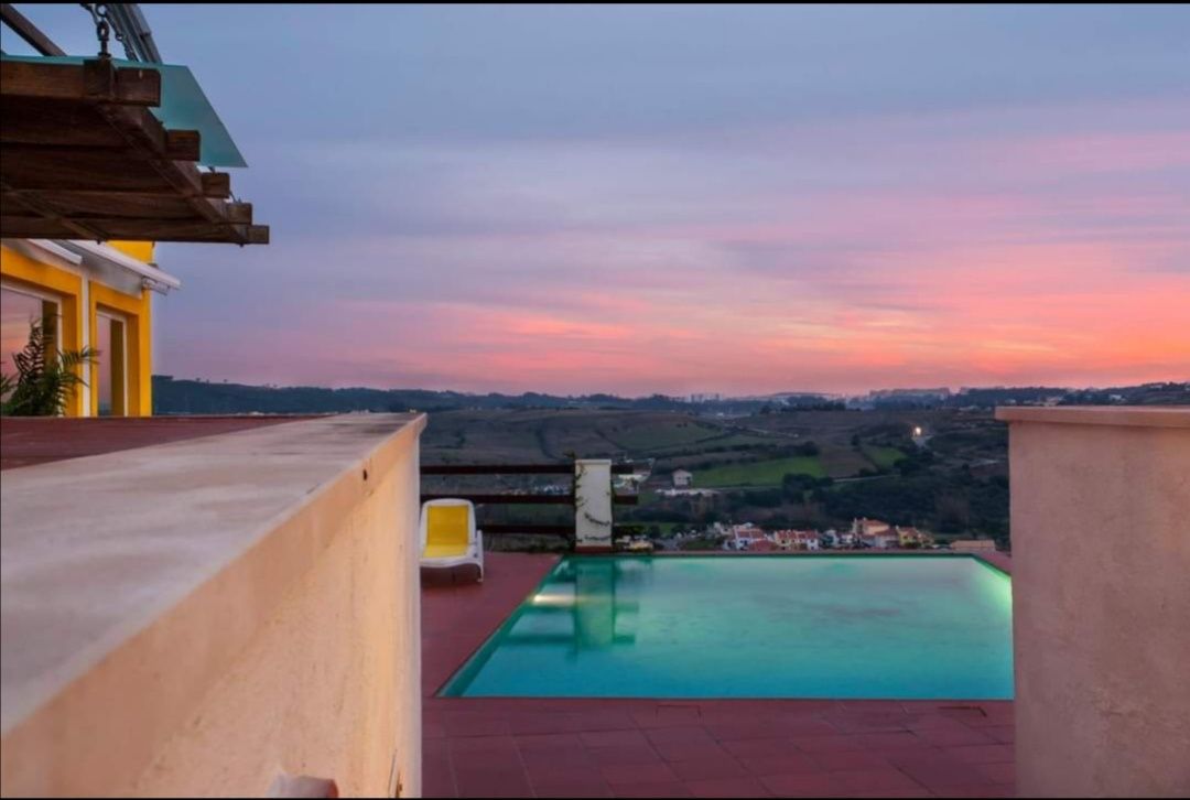 Aluga se restaurante panorâmico com esplanada e piscina para eventos