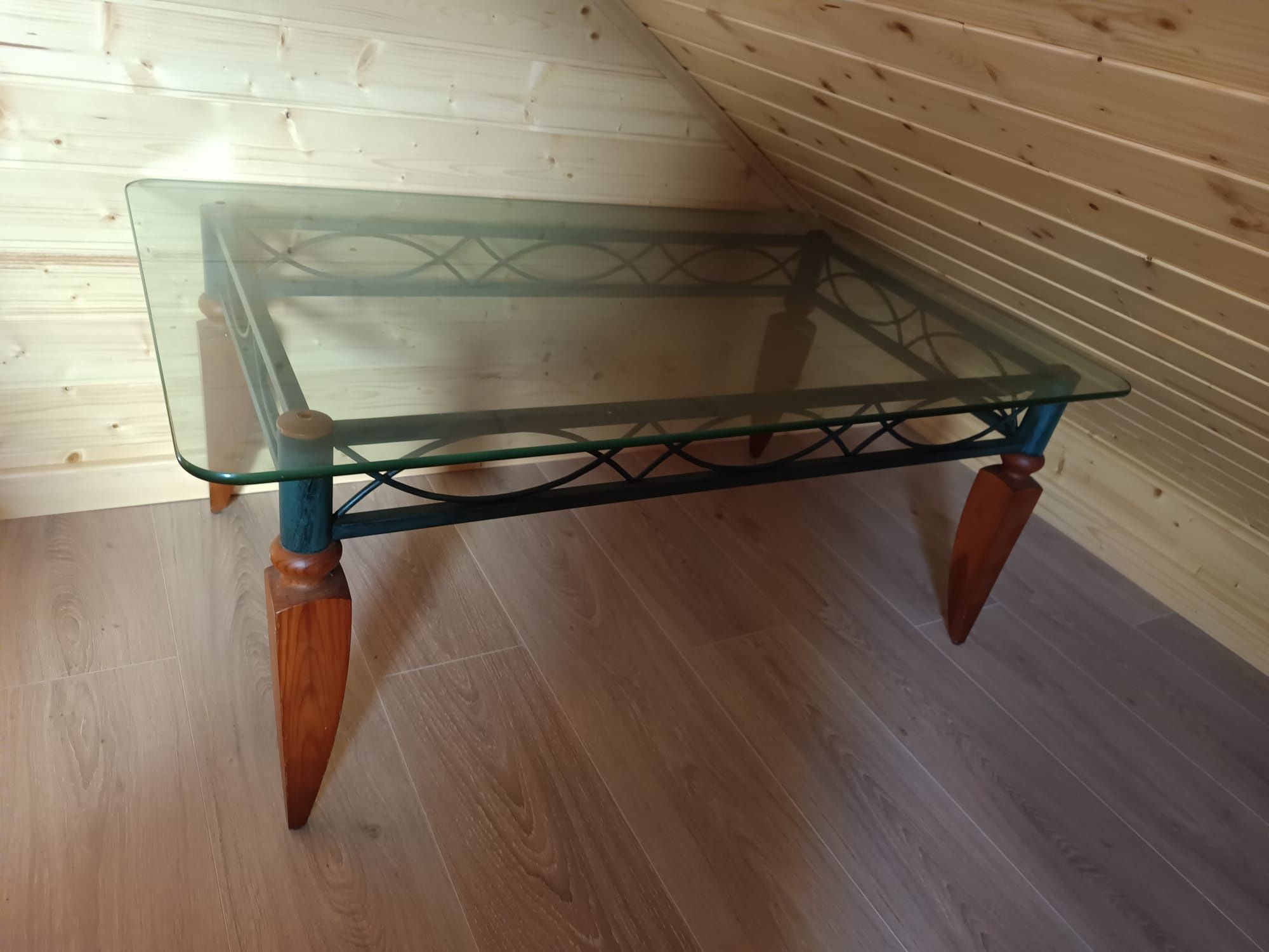 Vendo mesa com tampo de vidro.