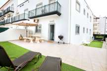 Apartamento com amplo terraço privado a 200m da praia com Wifi e meo