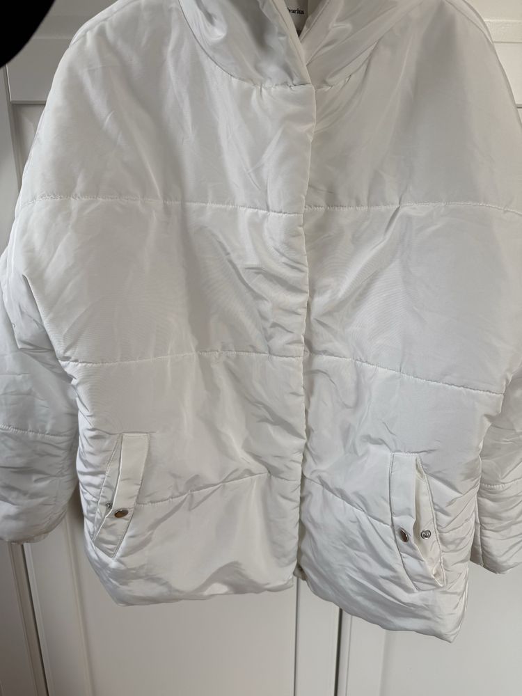 Biała kurtka z kapturem puffer jacket puchowa Stradivarius S