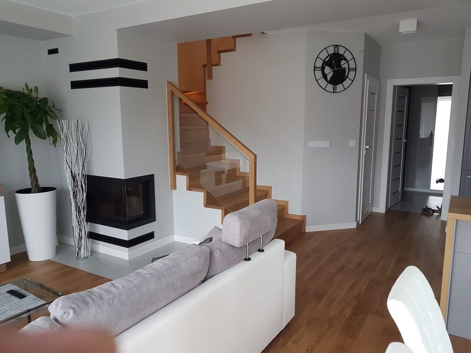 Stopnie dębowe z balustradą szklaną
