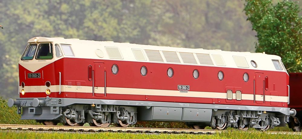 PIKO H0 (57138) - Zestaw startowy BR 119 + 3 wagony towarowe.