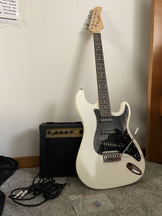Guitarra com amplificador e acessorios