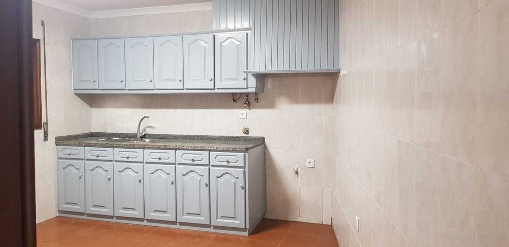 Arrenda-se moradia T2