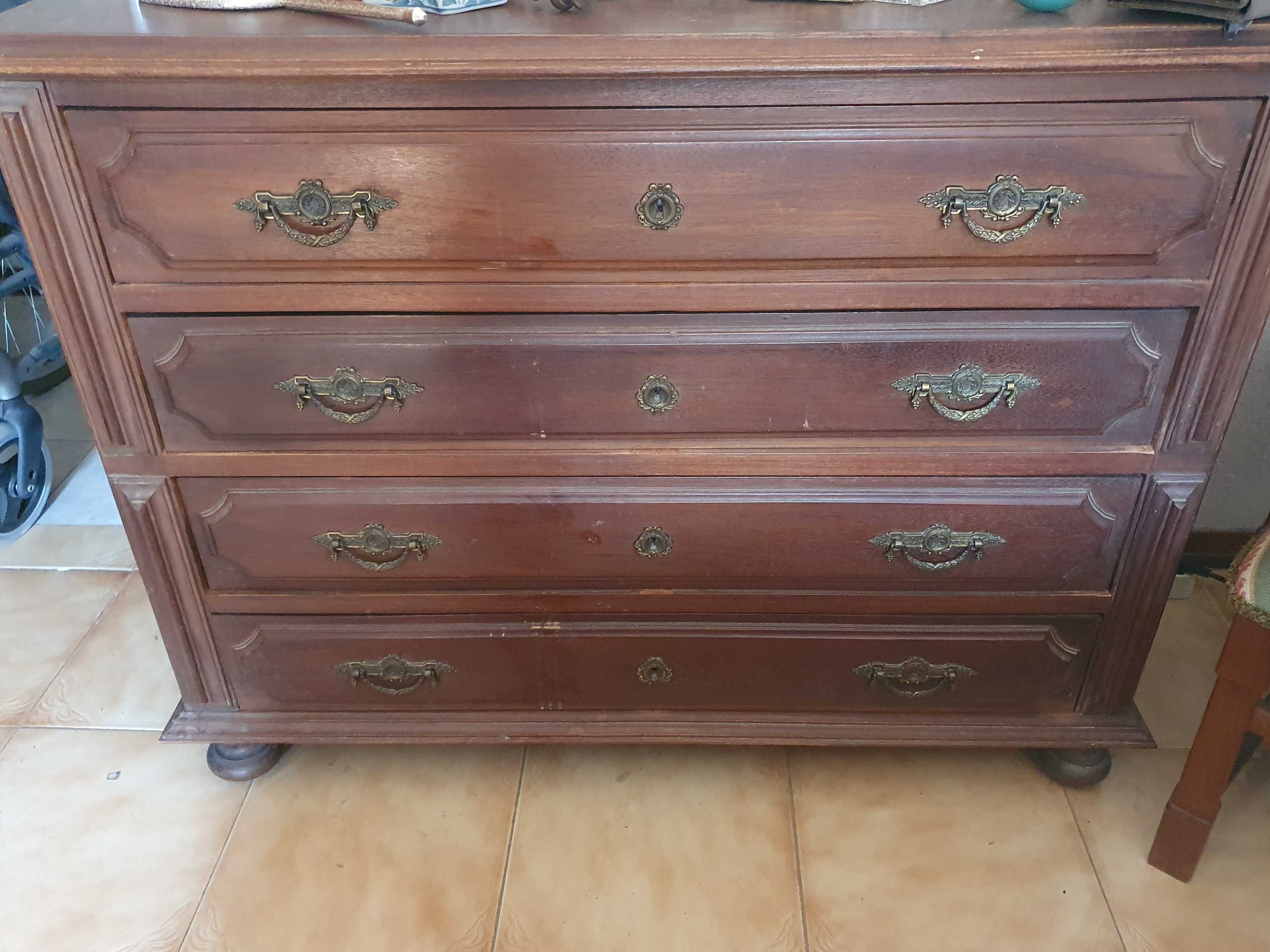Cama, duas Mesas de Cabeceira e Cómoda em madeira maciça - vintage