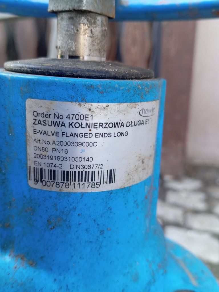 Zasuwa kołnierzowa długa plus widoczne elementy uposażenia do wody