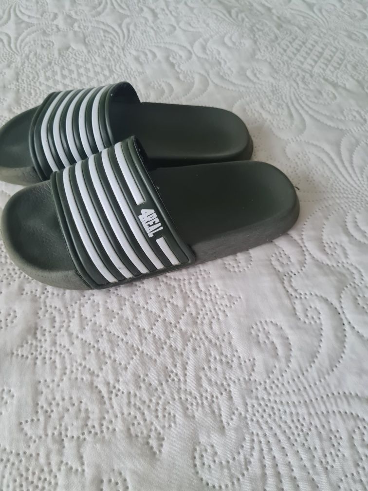 Używane klapki dziecięce.  Rozmiar 30/31. Koloru cienka zieleni/ khaki