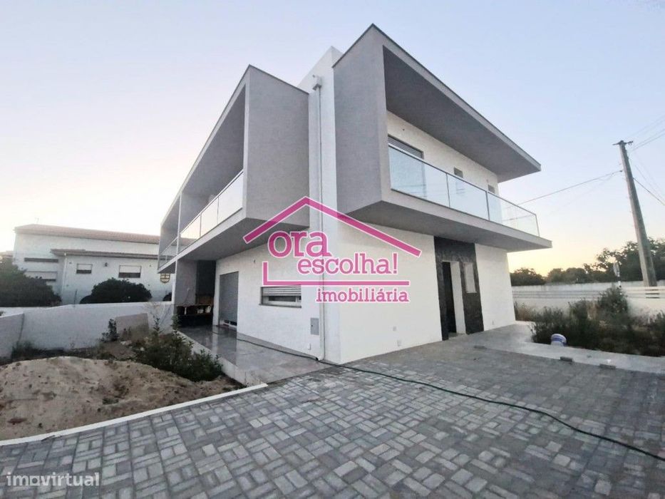 Moradia NOVA T4 de gaveto em lote de 290 m2 em Fernão Ferro!