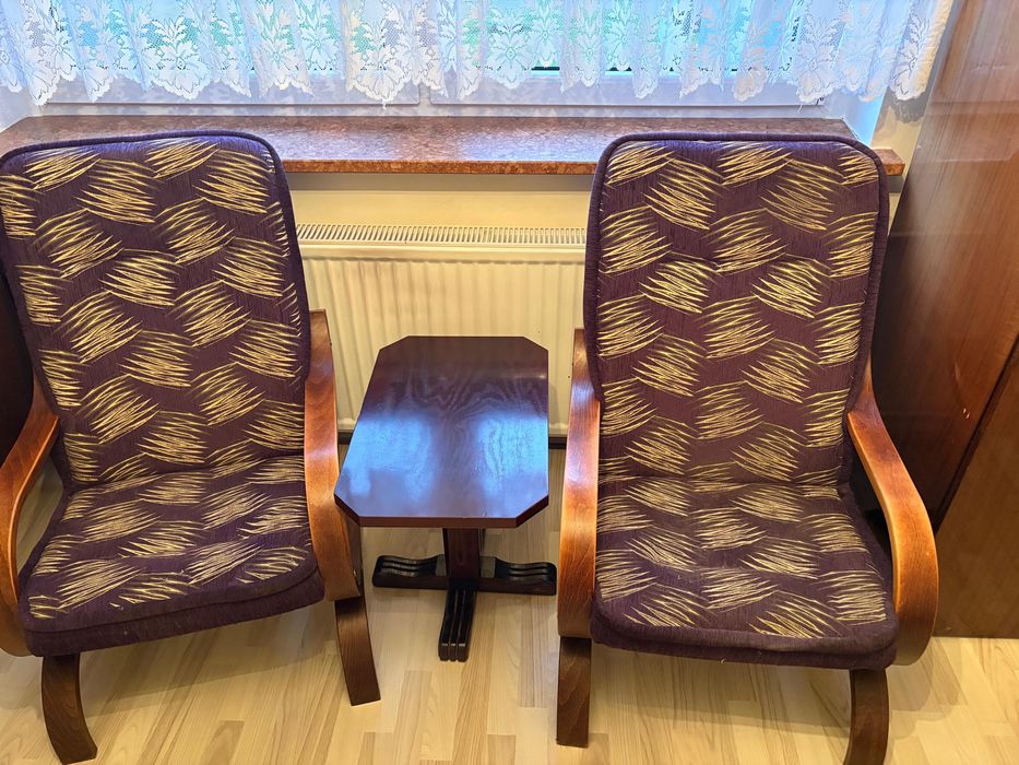 Wygodne fotele i stolik