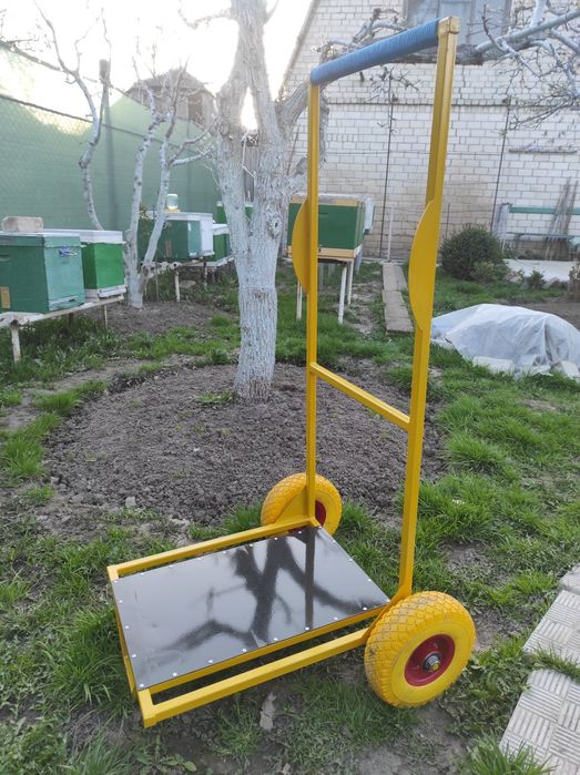 Возик, візок для вуликів.